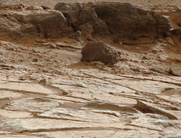 Uma rocha marciana analisada pelo veículo explorador de Marte (Rover) Opportunity, contém amostras de barro formado em água não-ácida (Foto: NASA/AFP)
