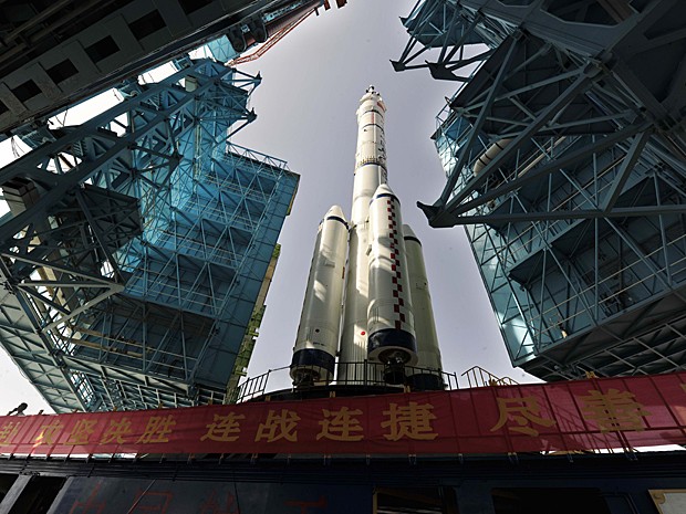 Foguete que levará a nave Shenzhou X é preparado na plataforma de Jiuquan, província de Gansu, no noroeste da China (Foto: STR/AFP)