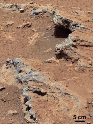 Pedras e areia de Marte identificadas pelos pesquisadores como vestígios de um antigo rio (Foto: NASA/JPL-Caltech/MSSS)