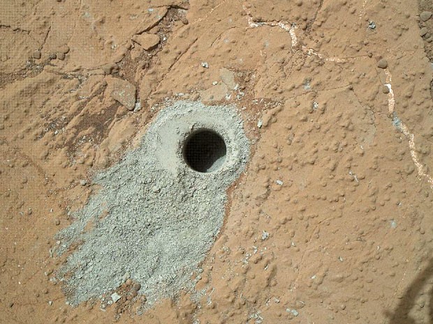 Poço perfurado pelo robô Curiosity, que está em Marte (Foto: NASA/JPL-Caltech/MSSS)