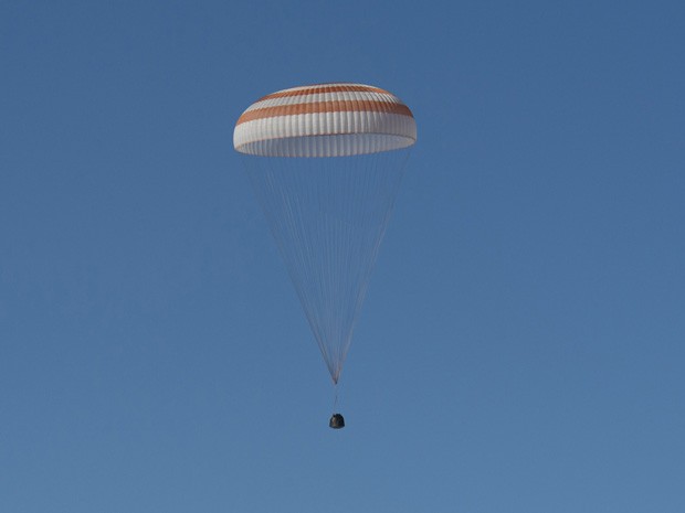 Cápsula espacial Soyuz com três astronautas a bordo retorna em segurança à Terra nesta segunda-feira (13). (Foto: Reuters)