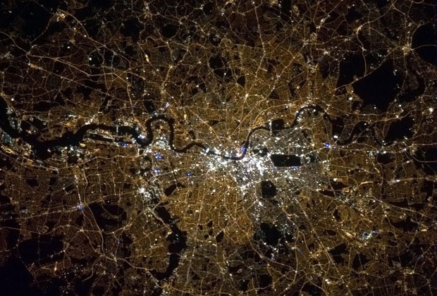  O canadense postou uma imagem noturna mostrando Londres para marcar o dia em que a ex-premiê britânica Margaret Thatcher morreu (Foto: Chris Hadfield/NASA )