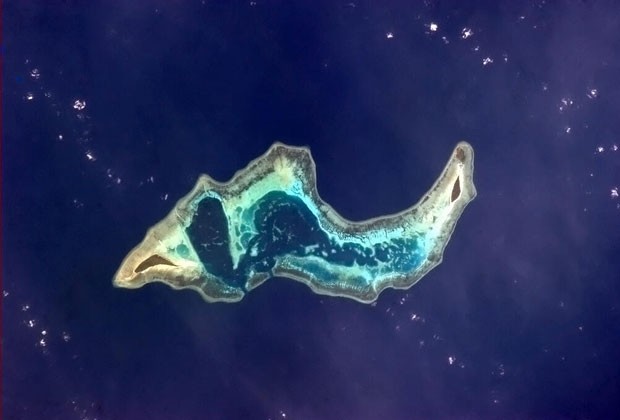  Foto postada pelo austronauta em 15 de abril mostra uma ilha nos arredorse da Indonésia, "com seu interior transparente" (Foto: Chris Hadfield/NASA)