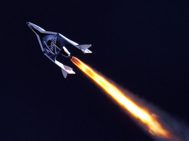 Nave de turismo espacial da Virgin Galactic em voo impulsionado por foguete (Foto: Mark Scientific.com e Clay Center Observatory/Divulgação)