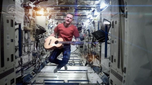 O comandante Chris Hadfield está na estação desde dezembro de 2012 e se prepara para voltar à Terra. (Foto: Cortesia de Chris Hadfield/Nasa/CSA/BBC)