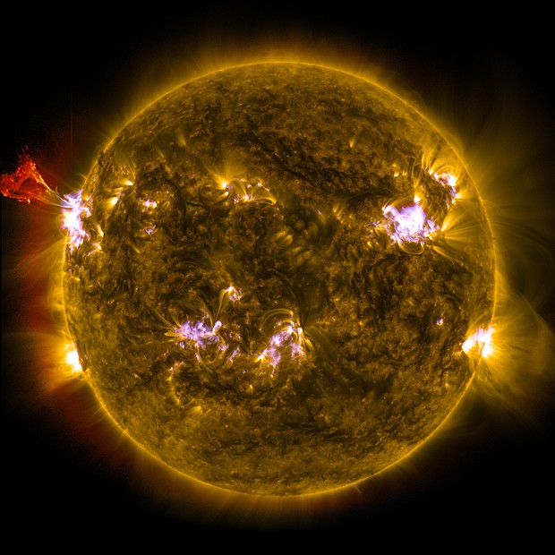 Imagem de atividade solar combina três registros feitos pelo SDO (Foto: Nasa/SDO/AIA)