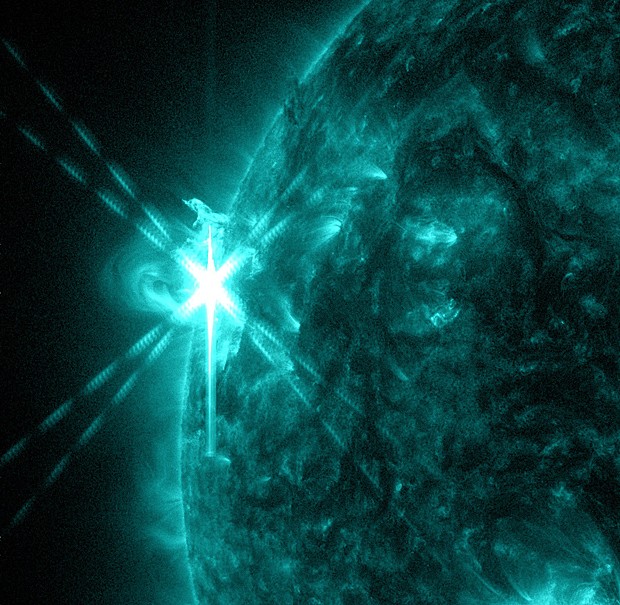 Foto com Sol azul-esverdeado foi tirada em comprimento de onda que revela detalhes em alta temperatura (Foto: Nasa/SDO/AIA)