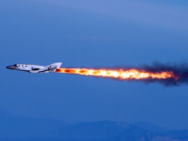 Nave de turismo espacial da Virgin Galactic em voo impulsionado por foguete (Foto: AP Photo/Virgin Galactic, Mark Greenberg)