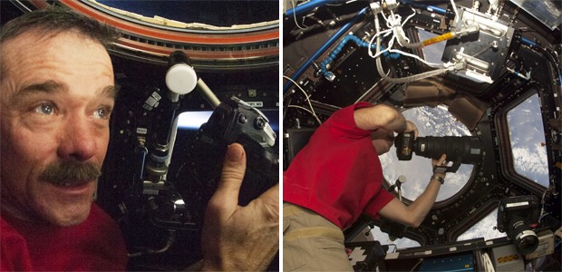 A bordo da ISS, o astronauta canadense Chris Hadfield com sua câmera (Foto: Divulgação/Nasa)