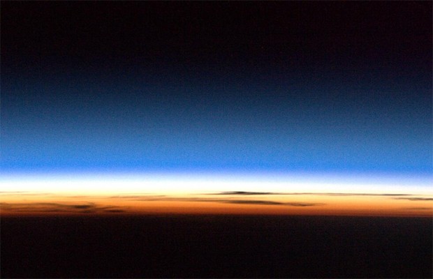 Imagem de região da atmosfera da Terra divulgada pelo astronauta (Foto: Reprodução/Twitter/@Cmdr_Hadfield)