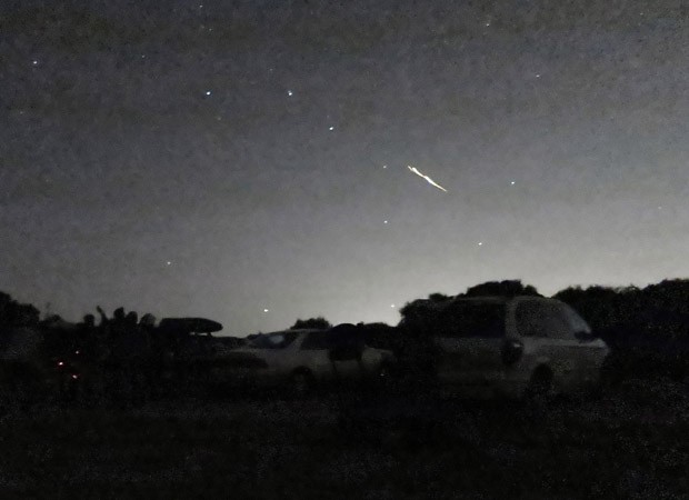 Estrela cadente é vista em ponto de observação em Palo Alto, na Califórnia, estado dos EUA. Astrônomos têm registrado fenômenos semelhantes nos últimos dias e esperam observar eque em breve uma chuva de meteoros cruzando os céus do estado, de acordo com a (Foto: Phil Terzian/AP)