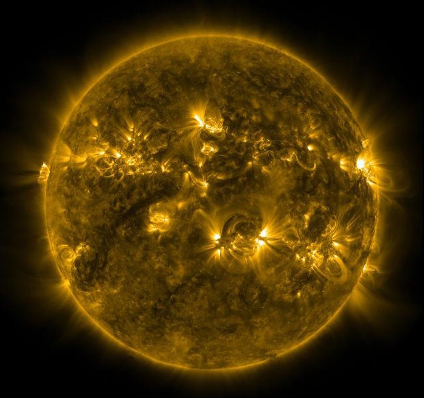 Imagem feita pelo Observatório de Dinâmica Solar da agência espacial americana, Nasa, mostra as condições atuais da coroa solar e a região de transição do Sol (Foto: Divulgação/Nasa/SDO)