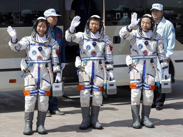 Liu Yang, Liu Wang e Jing Haipeng acenam momentos antes do lançamento da nave chinesa Shenzhou 9, que levou a primeira mulher astronauta do país ao espaço (Foto: Ng Han Guan/AP)