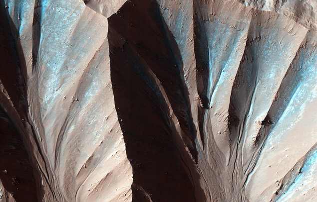 canais de erosão em cratera marciana