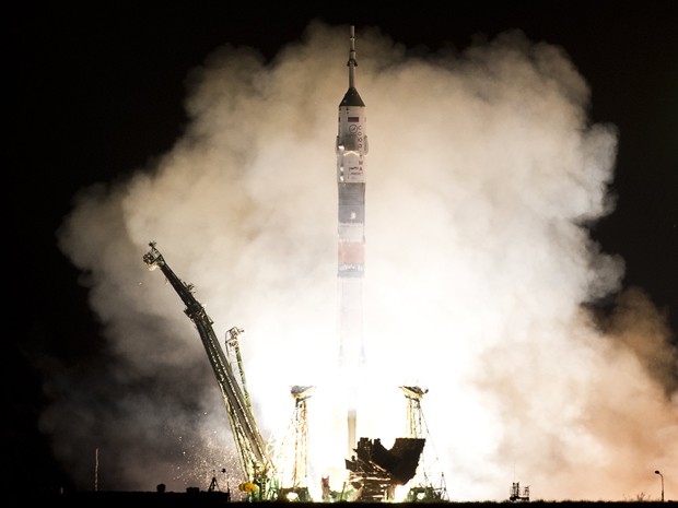O foguete russo Soyuz foi lançado nesta quinta-feira (28) do cosmódromo russo de Baikonur, no Cazaquistão, para levar dois russos e um americano à Estação Espacial Internacional (ISS, na sigla em inglês) em um tempo recorde, constatou um fotógrafo da AFP. (Foto: AFP)