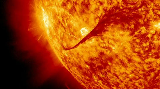 Imagens da Nasa captam forte explosão solar 