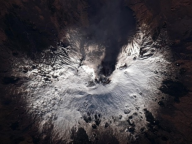 Monte Etna, na Itália, é visto em erupção e coberto de neve (Foto: Chris Hadfield/Nasa)