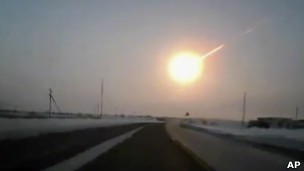 Meteoro que caiu na Rússia em fevereiro surpreendeu cientistas (Foto: AP/BBC)