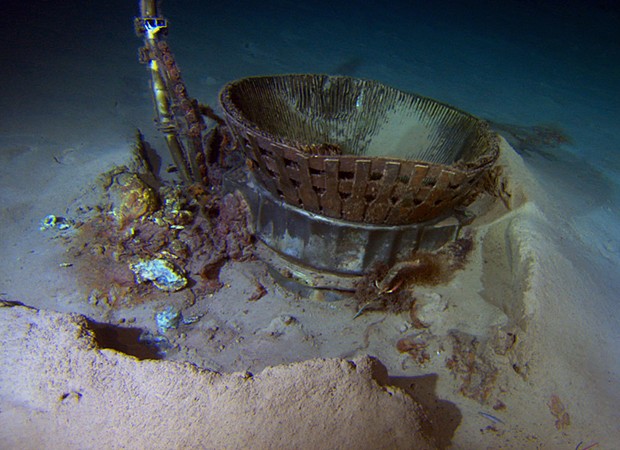 Peça de foguete que pertencia a uma das missões Apollo, encontrada fundo do oceano (Foto: Bezos Expeditions/AP)