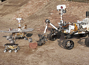 Versões de teste de três gerações de sondas enviadas à Marte pela Nasa, da esquerda para direita, Sojourner, Spirit/Opportunity, e Curiosity