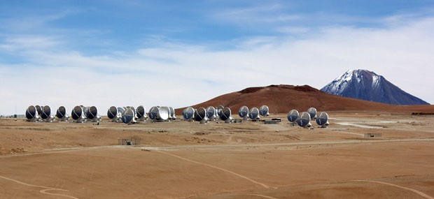Conjunto de 66 antenas terá capacidade de ver objetos escuros a bilhões de anos-luz (Foto: Dennis Barbosa/G1)