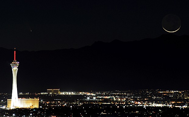Cometa Pan-Starrs cruza o céu de Las Vegas, Nevada, na terça (Foto: Ethan Miller/Getty Images/AFP)