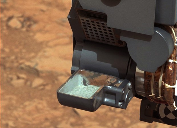 A agência espacial americana (Nasa) divulgou nesta quarta-feira (20) uma imagem da primeira amostra de rocha pulverizada pelo robô Curiosity em Marte. O pó vai ser analisado pelo robô, que usou sua broca para perfurar pedras do planeta vermelho no início  (Foto: Nasa/Reuters)