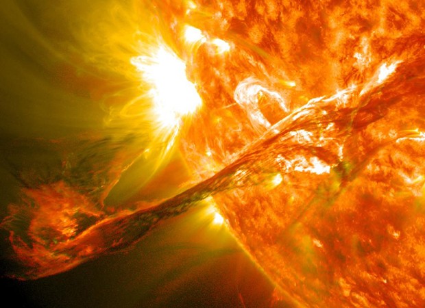 Concepção artística divulgada pela Nasa mostra erupção solar de agosto de 2012 semelhante à ocorrida nesta semana (Foto: Nasa/AP)