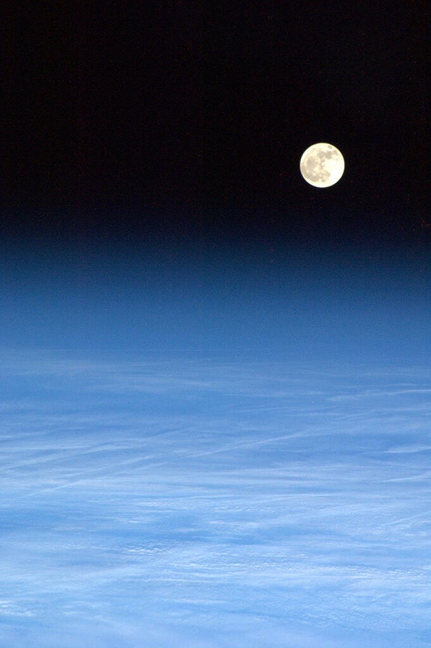Lua é vista da ISS sobre 'cobertor' de nuvens (Foto: Chris Hadfield/Nasa/AFP)