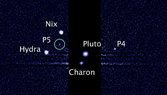 Imagem do telescópio Hubble mostra as cinco luas que orbitam Plutão; a mais nova, P5, está em destaque