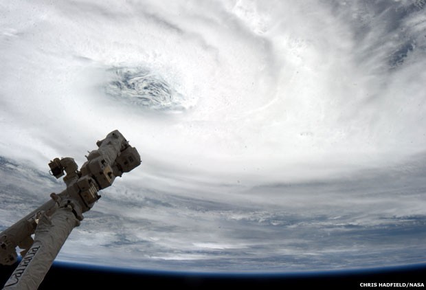 Acima, o ciclone tropical Haruna e o braço Cadadarm2 (Foto: Nasa/BBC)