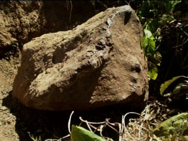 Meteorito encontrado em fazenda de Campinorte, Goiás, pesa cerca de 1.300kg (Foto: Reprodução/ TV Anhanguera)