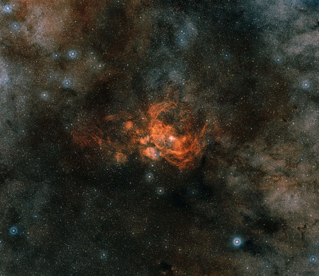 Parte da constelação do Escorpião centrada na NGC 6357, que tem o aglomerado estelar Pismis 24 em seu centro (Foto: Davide De Martin (ESA/Hubble), the ESA/ESO/NASA Photoshop FITS Liberator &amp; Digitized Sky Survey 2)