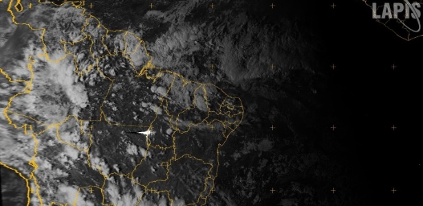 Imagem de satélite de quinta-feira (14) mostra ponto iluminado entre Estados do Mato Grosso e Tocantins que seria o meteoro que atingiu a Rússia