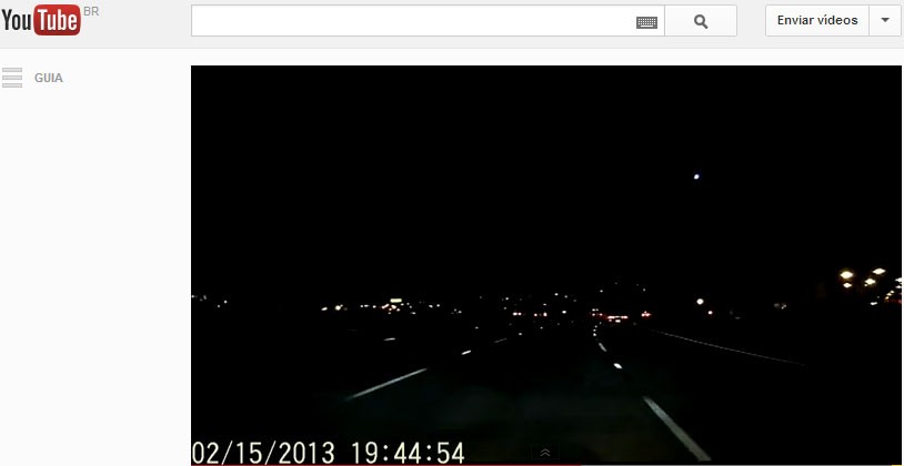 Imagem mostra momento em que rastro de luz cruza o céu de San Francisco; vídeo foi feito na noite desta sexta-feira (Foto: Reprodução/YouTube)