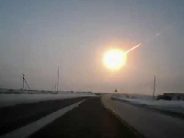 Cerca de 950 pessoas ficaram feridas em consequência de um meteorito que atravessou o céu sobre a Rússia nesta sexta-feira (15), lançando bolas de fogo na direção da Terra, quebrando janelas e acionando alarmes de carros, segundo autoridades locais. (Foto: AP Photo/Nasha gazeta/www.ng.kz)