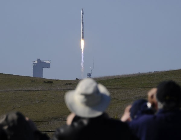 Pessoas observam o lançamento do foguete United Launch Alliance (ULA) com a espaçonave Landsat 8. (Foto: Gene Blevins/Reuters)