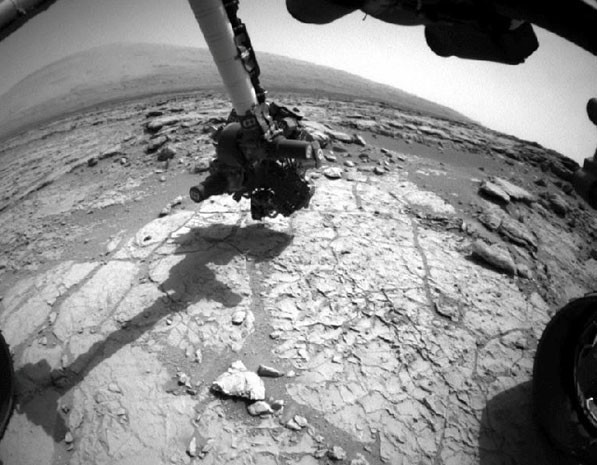 Foto da Nasa mostra a broca do robô Curiosity que perfurou o solo de Marte e coletou uma amostra. (Foto: NASA/JPL-Caltech)