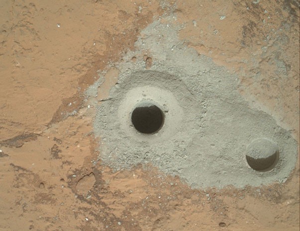Foto da Nasa mostra o buraco em que o Ciriosity recolheu a primeira amostra de rocha marciana. (Foto: REUTERS/ NASA/JPL-Caltech/MSSS/Handout )