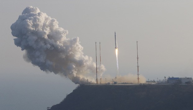 Imagem da agência Yonhap mostra o lançamento do Naro em Goheung nesta quarta-feira (30) (Foto: AFP)