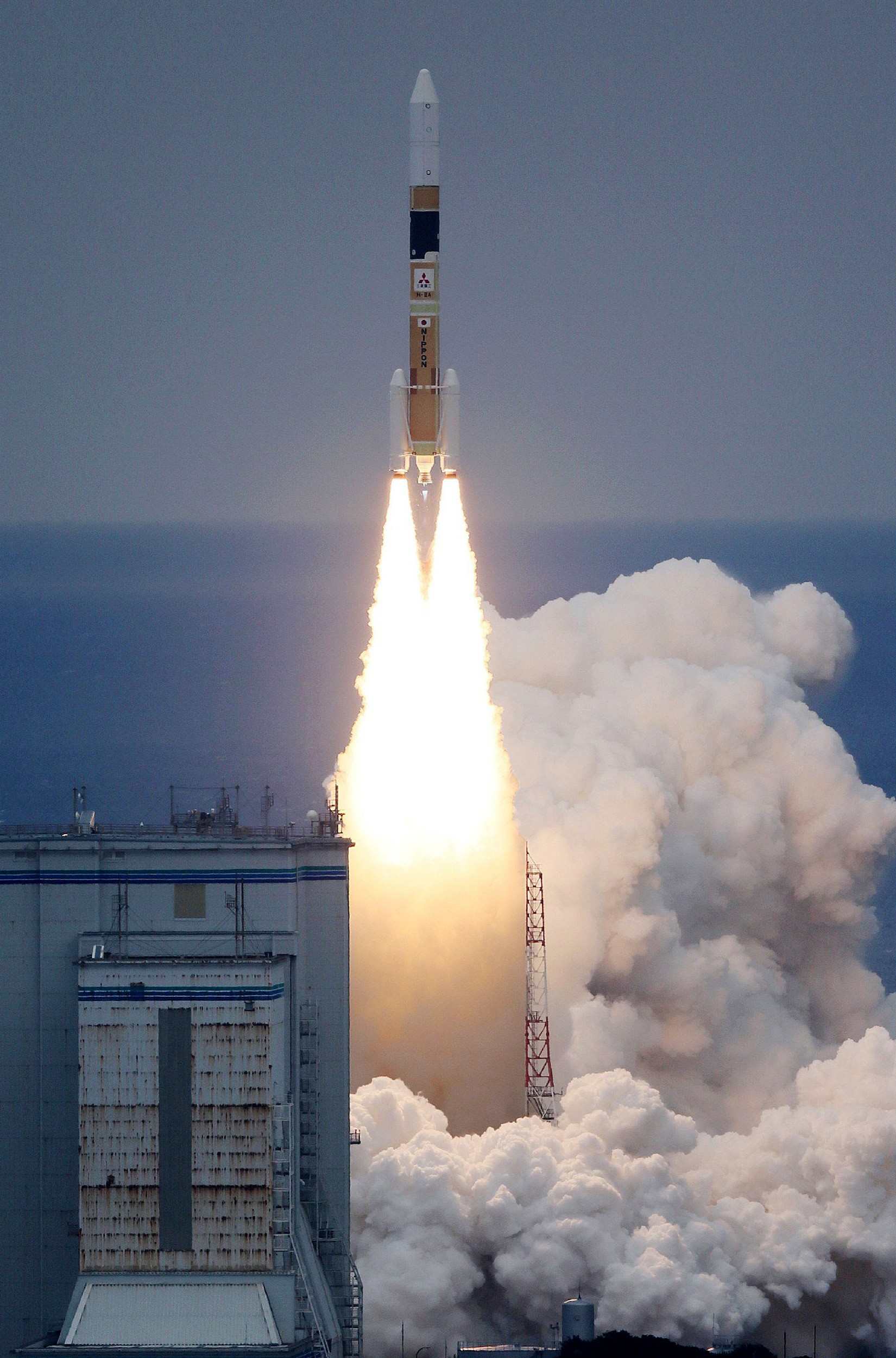 Foguete japonês é lançado com dois satélites (Foto: JIJI PRESS / AFP)