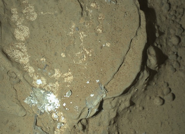 O robô Curiosity, da agência espacial americana (Nasa), realizou imagens noturnas do solo marciano nesta semana, informam agências internacionais. O registro de uma rocha é a primeira de uma série de fotografias realizadas pela sonda para estudos, e foi r (Foto: Nasa/Reuters)