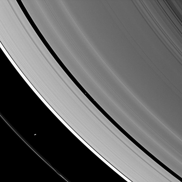 Luas de Saturno são vistas entre os anéis do planeta (Foto:  Nasa/JPL-Caltech/Space Science Institute)