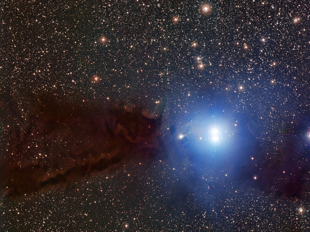 A nuvem escura Lupus 3 e as estrelas quentes jovens associadas à nuvem (Foto: ESO/Divulgação)