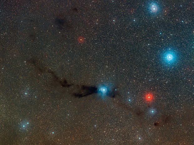 Vista grande angular da nuvem escura Lupus 3 e das estrelas quentes jovens associadas à nuvem (Foto: ESO/Divulgação)