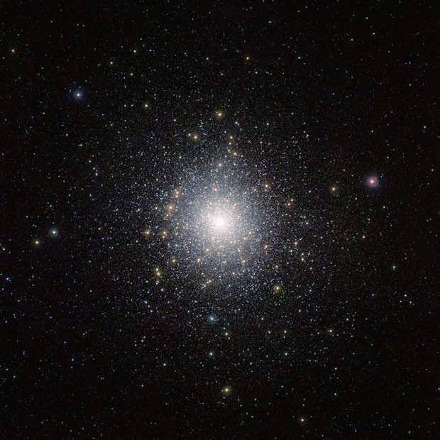 imagem que mostra o aglomerado de estrelas brilhantes 47 Tucanae (NGC 104), obtida pelo telescópio Vista, localizado no Chile (Foto: Divulgação/ESO)