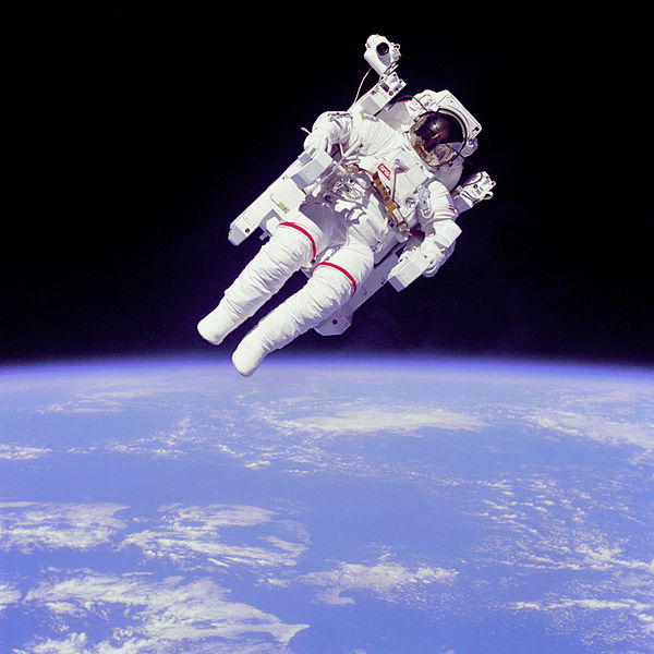 Ficheiro:Astronaut-EVA.jpg
