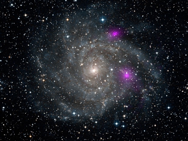 Imagens de buracos negros na galáxia espiral IC 342 são mais vivas que de outros com tamanhos semelhantes (Foto: NASA/JPL-Caltech/DSS)