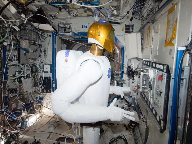 Robonauta realiza tarefas na Estação Espacial Internacional (Foto: Nasa)