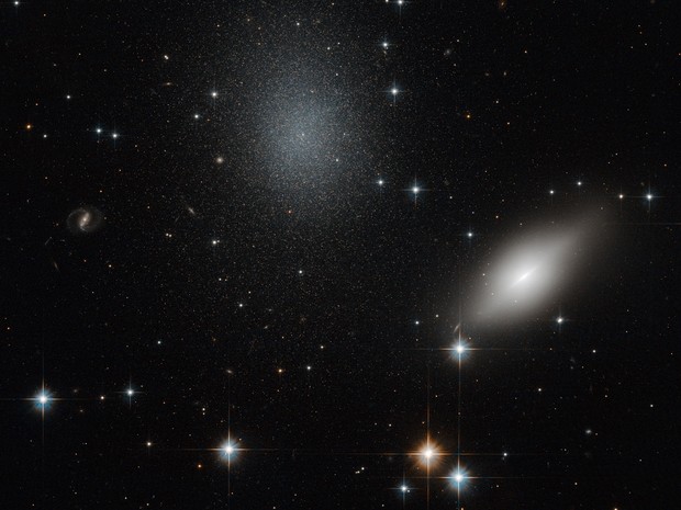 Hubble mostra imagem de duas galáxias que aparentam estar a mesma distância da Terra (Foto: ESA/Nasa)